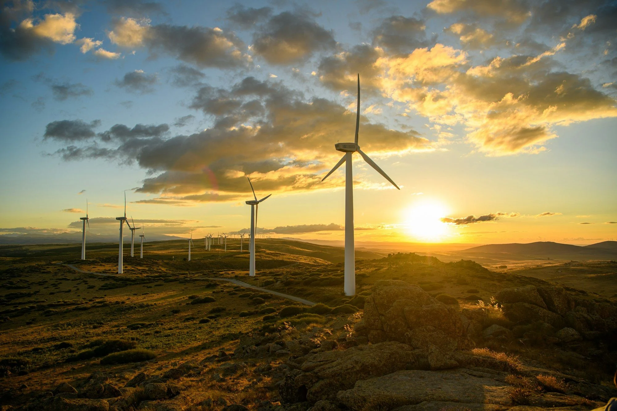 Aerogeneradores en una colina al atardecer